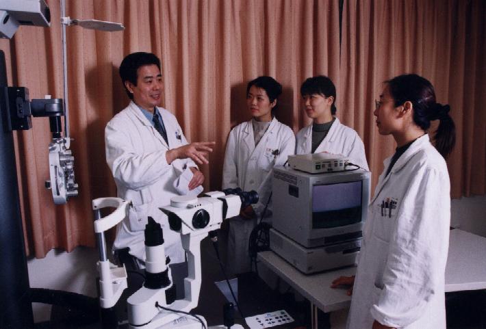 圖5：眼科中心成立初期，姚克教授門診教學(xué).JPG