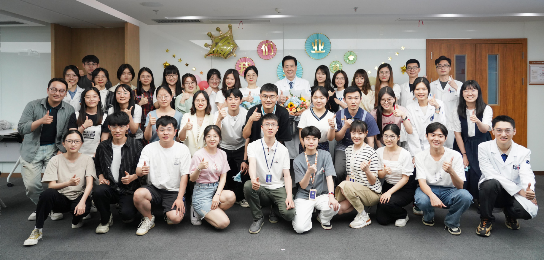 圖11：2022屆研究生畢業(yè)歡送會(huì)，姚克教授、俞一波主任與部分畢業(yè)生、在校生合影.png